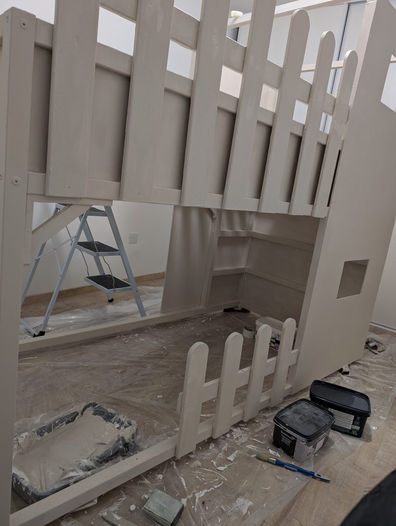 Offrir une cabane à mes enfants Après la construction du lit cabane, place à la peinture !