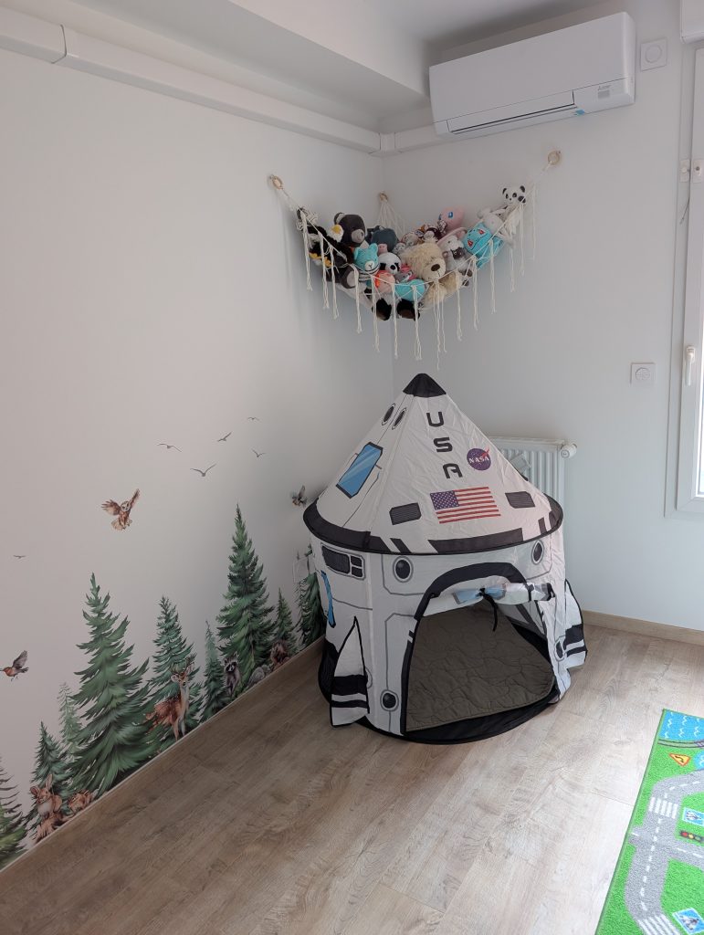 Offrir une cabane à mes enfants Un peu de déco face à ce lit cabane...